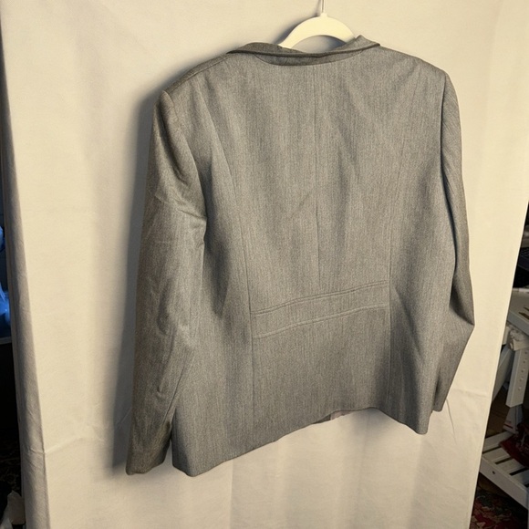 Tahari 14W Gray 2 button blazer BRAND NEW - Performance Fabric. Excellent! - Picture 4 of 9